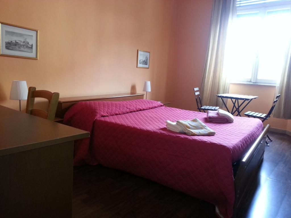A Due Passi Dal Treno Appartement Pisa Kamer foto